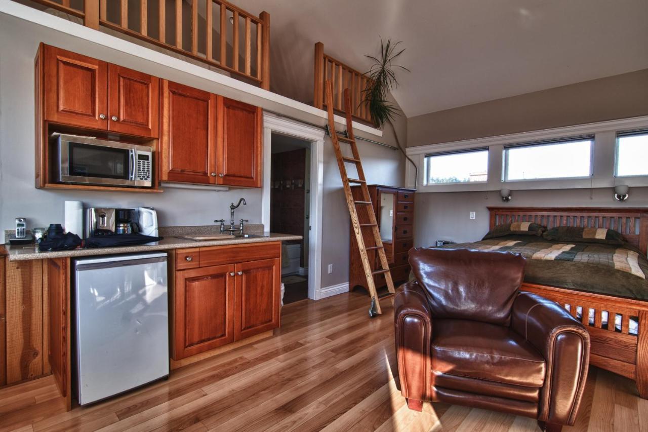 Birds Of A Feather Victoria Oceanfront Studio Suites Colwood 外观 照片