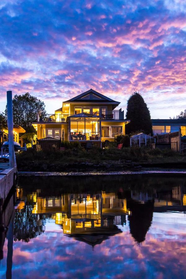 Birds Of A Feather Victoria Oceanfront Studio Suites Colwood 外观 照片