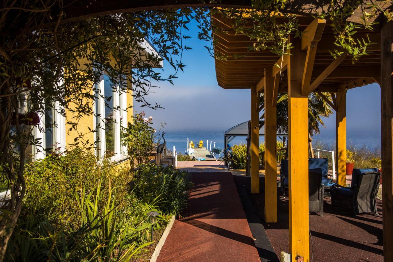 Birds Of A Feather Victoria Oceanfront Studio Suites Colwood 外观 照片
