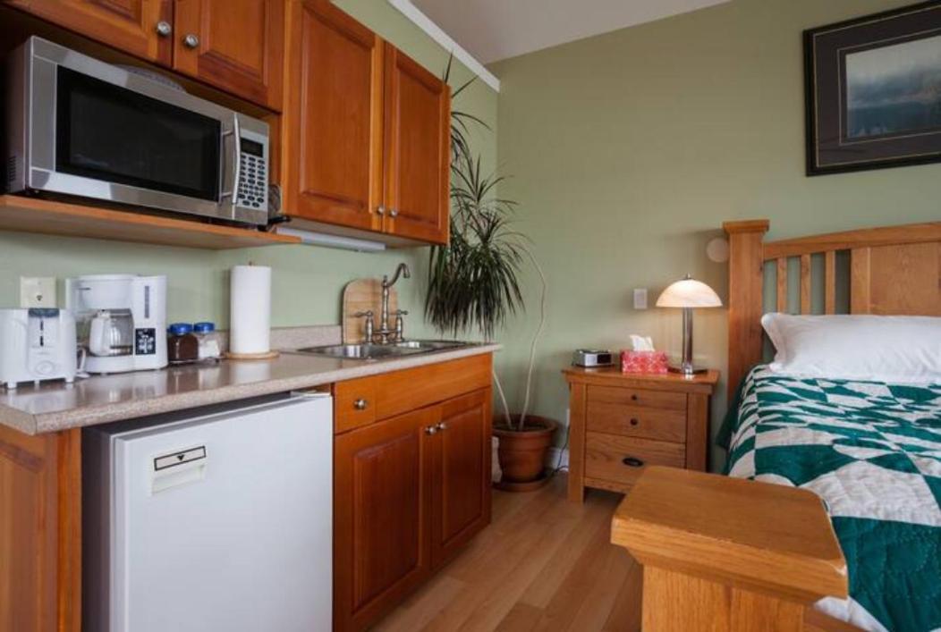 Birds Of A Feather Victoria Oceanfront Studio Suites Colwood 外观 照片