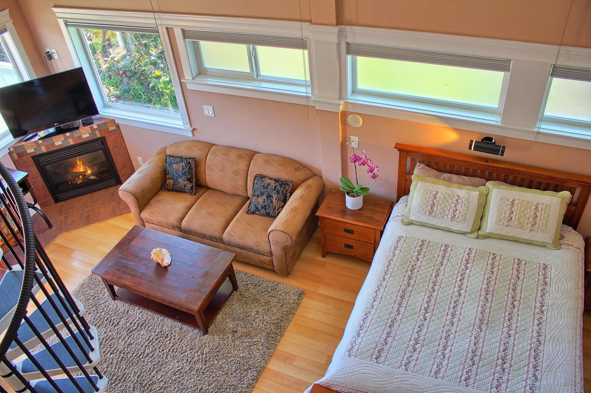Birds Of A Feather Victoria Oceanfront Studio Suites Colwood 外观 照片