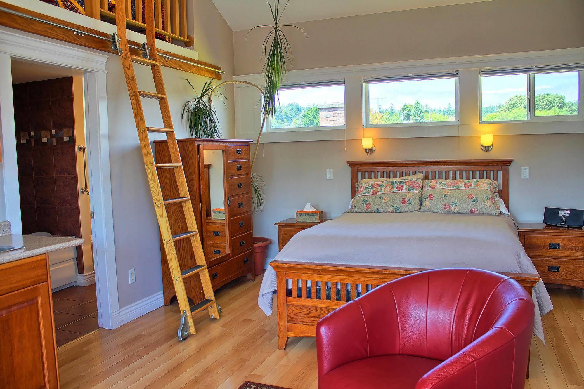 Birds Of A Feather Victoria Oceanfront Studio Suites Colwood 外观 照片