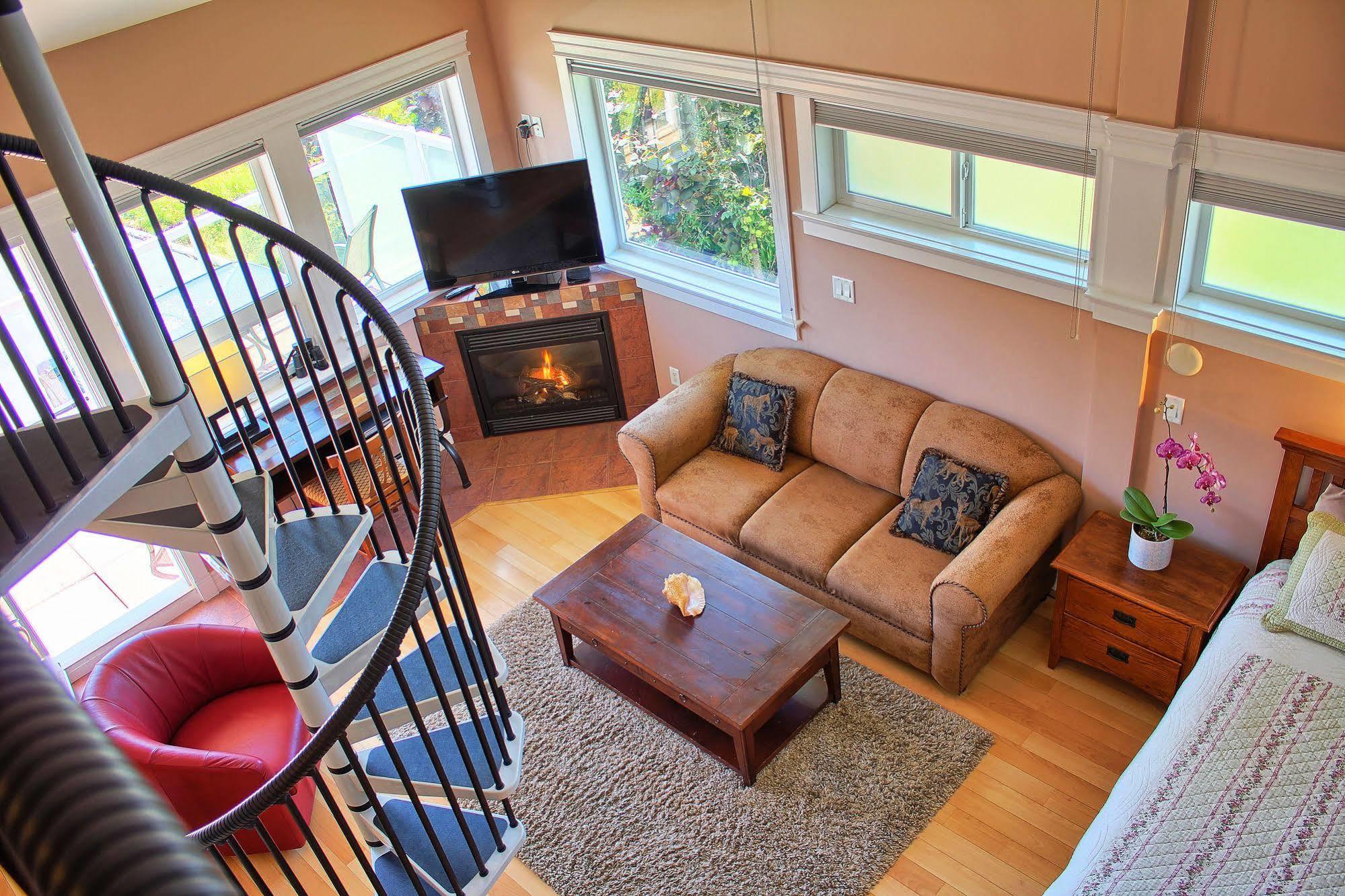 Birds Of A Feather Victoria Oceanfront Studio Suites Colwood 外观 照片