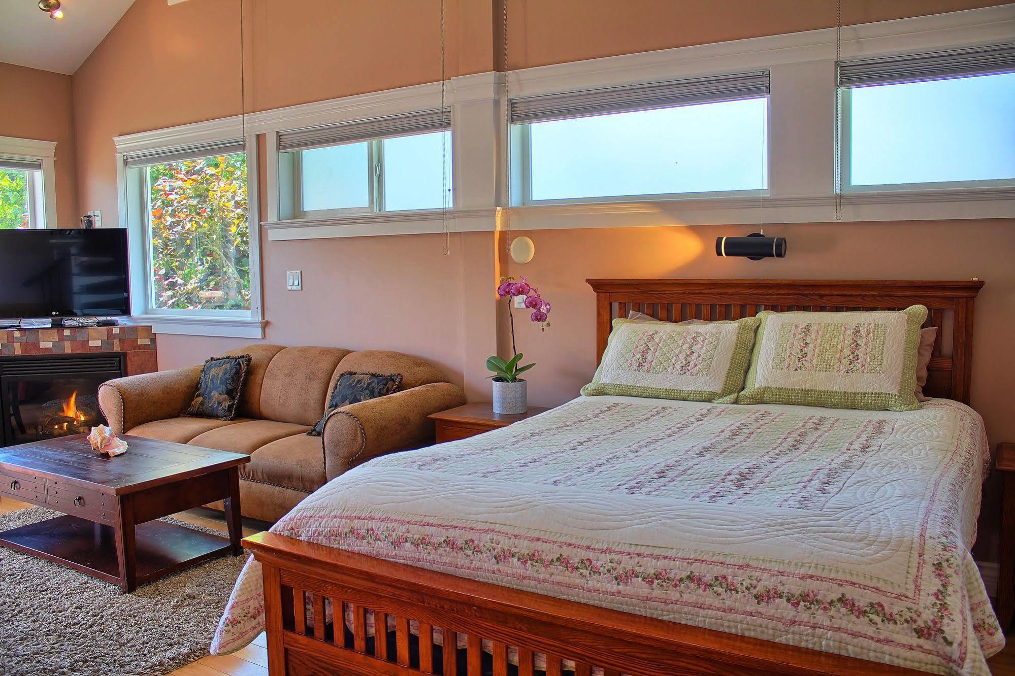 Birds Of A Feather Victoria Oceanfront Studio Suites Colwood 外观 照片