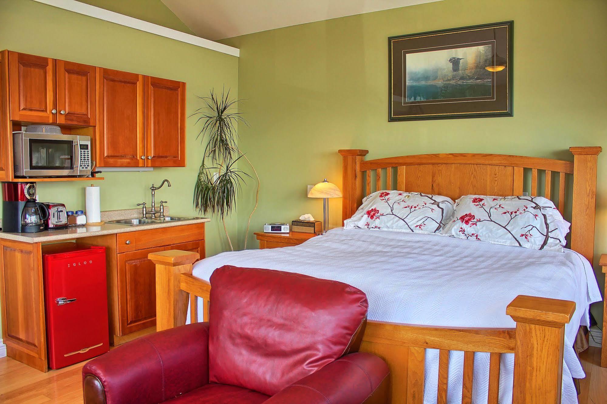 Birds Of A Feather Victoria Oceanfront Studio Suites Colwood 外观 照片